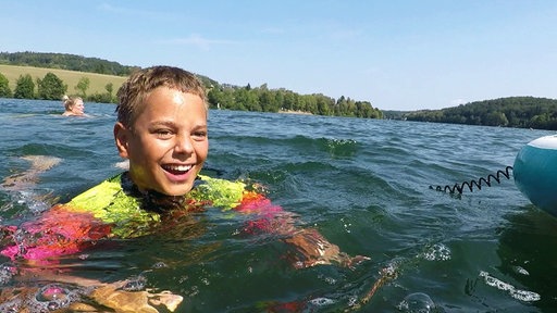 Der älteste Sohn Milo ist mit dem Stand-up-Paddle-Board auf den See gefahren