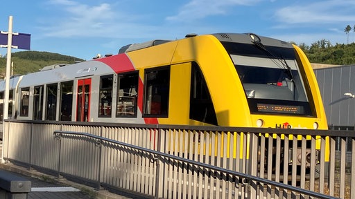 Der Biggesee-Express steht am Bahnhof
