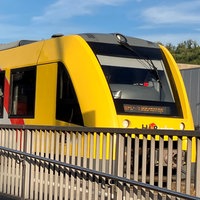 Der Biggesee-Express steht am Bahnhof