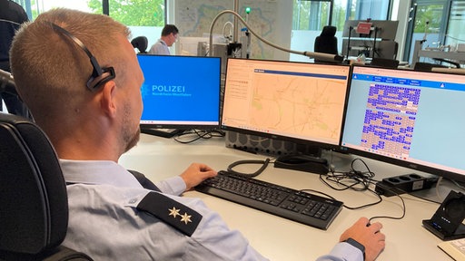 Ein Polizeibeamter mit dem neuen Ortungssystem