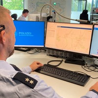 Ein Polizeibeamter mit dem neuen Ortungssystem