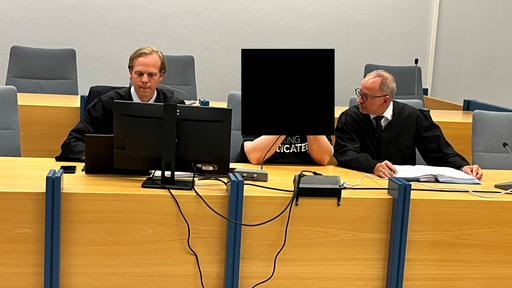 Drei Männer im Gericht