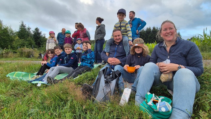 Familie picknickt bei Sprengung