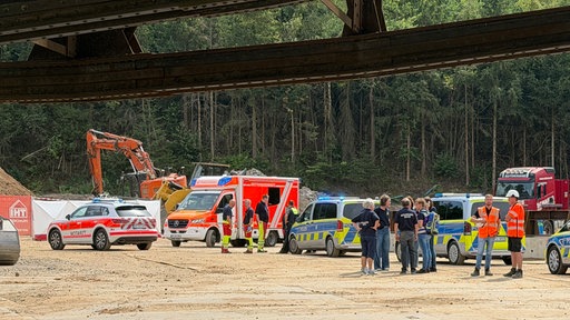 Kräfte von Polizei und Rettungsdienst sind nach einem Unfall auf einer Baustelle der Deutschen Bahn im Einsatz