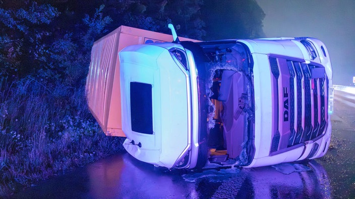 LKW liegt auf der Seite 