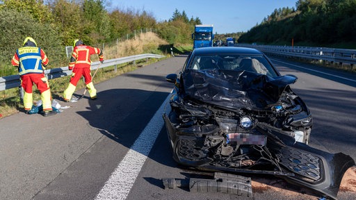 Verunglückter Wagen an der Unfallstelle in Wenden