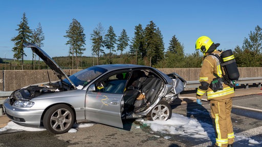 Verunglücktes Auto an der Unfallstelle in Wenden