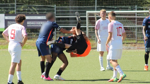 Wie in einem Wrestling-Kampf hat ein Spieler des Siegener SC am Wochenende einen Schiedsrichter angegriffen