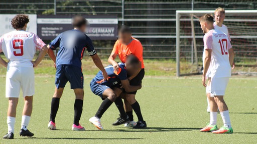 Wie in einem Wrestling-Kampf hat ein Spieler des Siegener SC am Wochenende einen Schiedsrichter angegriffen