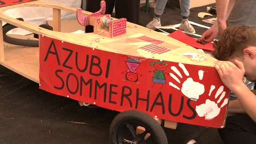 Die Azubis beim Bau einer renntauglichen Seifenkiste