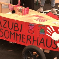 Die Azubis beim Bau einer renntauglichen Seifenkiste