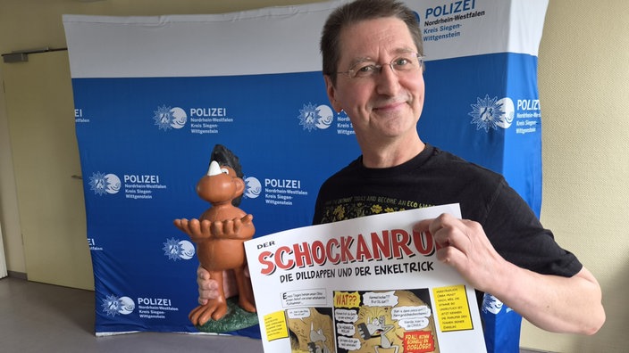 Der Dilldappen-Erfinder Matthias Kringe präsentiert das Plakat.
