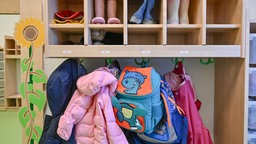 Rucksack, Regenjacken und Gummistiefel