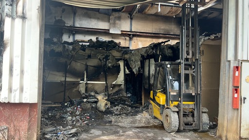 Zerstörtes Betriebsgebäude nach Löscharbeiten