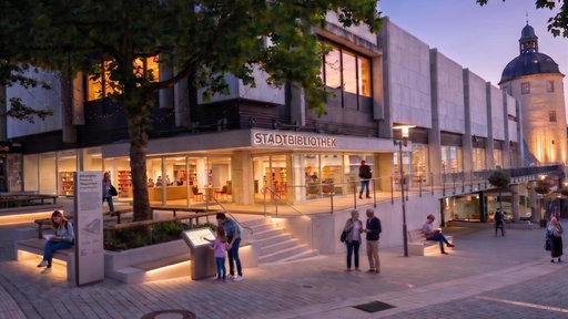 Eine Zukunftsvision des Karstadt-Gebäudes in Siegen: An der Fassade steht Stadtbibliothek