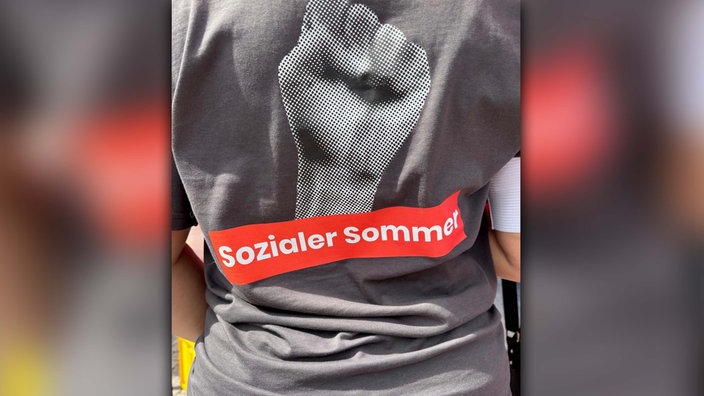 T-shirt von hinten mit Aufdruck "Sozialer Sommer" und einer geballten Hand