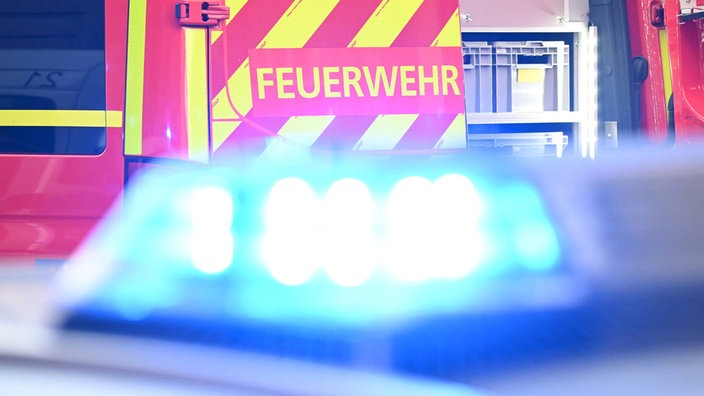 Blaulicht im Vordergrund, Krankenwagen im Hintergrund 