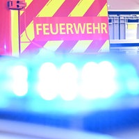 Blaulicht im Vordergrund, Krankenwagen im Hintergrund 