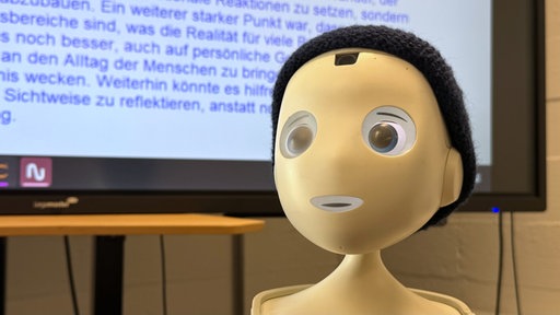 Ein Roboter mit einem menschlichen Gesicht, nah