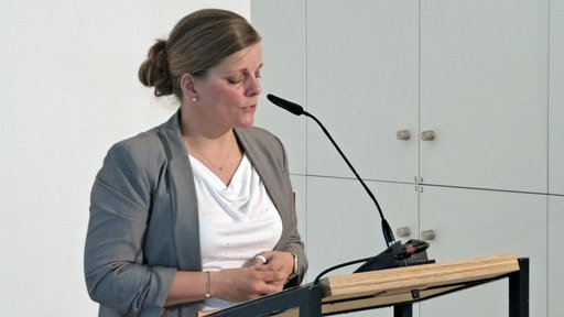 Eine Frau hält eine Rede
