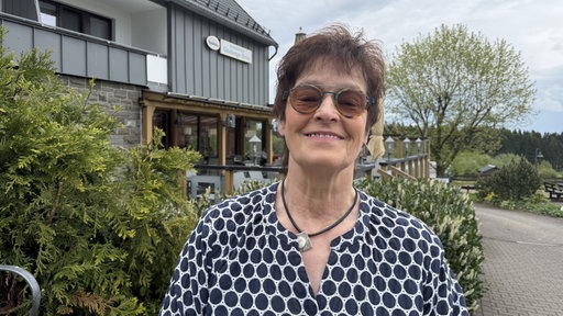 Heidi Leyener, Betreiberin eines Hotels, lächelt