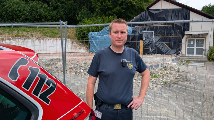 Sebastian Reh, Feuerwehr Netphen, an der Stelle in Eschenbach, an der das alte Gerätehaus der Feuerwehr abgebrannt war