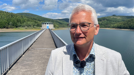 Dirk Müller vom Wasserverband Siegen-Wittgenstein steht vor der Talsperre