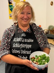 Eine Frau präsentiert eine Salatschüssel
