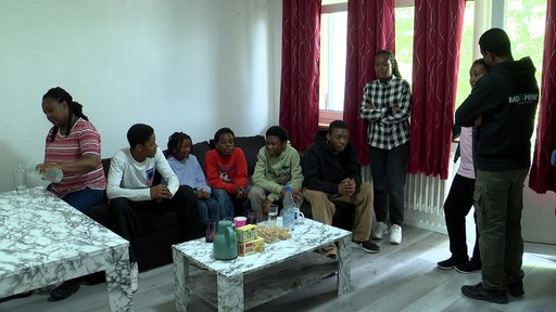 Die Familie Liebl in ihrem Wohnzimmer in Siegen.