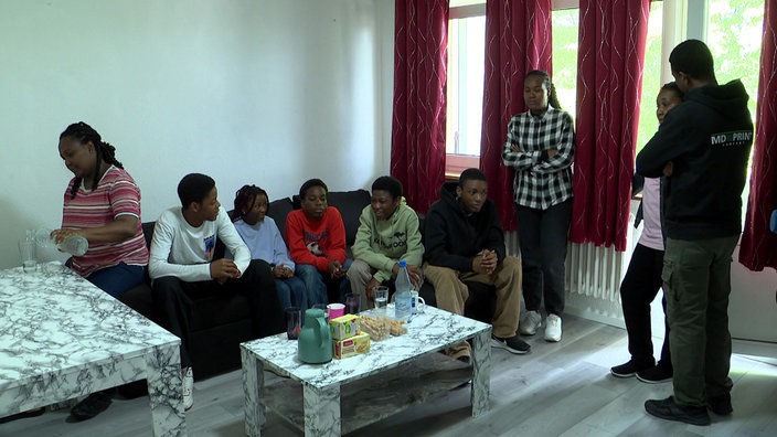Die Familie Liebl in ihrem Wohnzimmer in Siegen.