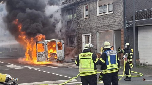 Transporter brennt lichterloh - Haus fängt Feuer
