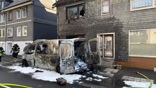 Transporter brennt lichterloh - Haus fängt Feuer