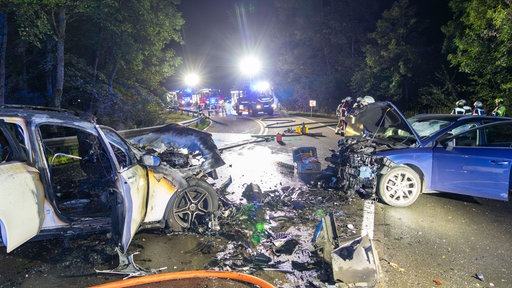 Zwei stark beschädigte Autos nach einem schweren Unfall auf der B62 bei Netphen-Afholderbach