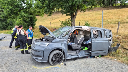 Ein zerstörter Kleintransporter auf einer Kiesfläche