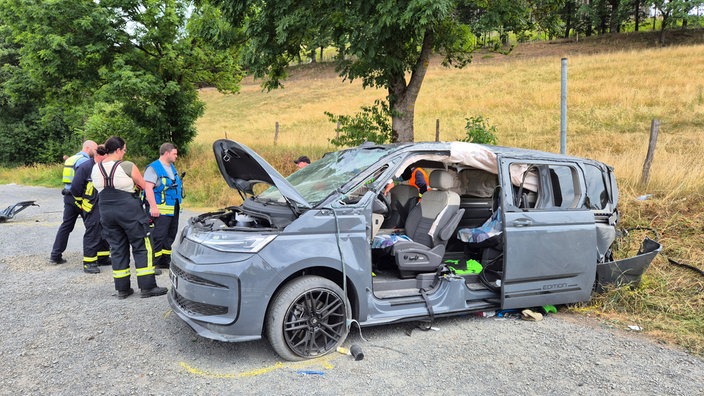 Ein zerstörter Kleintransporter auf einer Kiesfläche