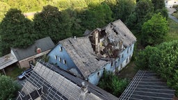 Ein altes Gebäude mit eingestürztem Dach