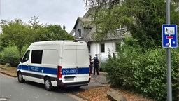 Nach einem Fund zweier Leichen in einem Wohnhaus in Siegen hat die Kriminalpolizei ihre Ermittlungen aufgenommen.