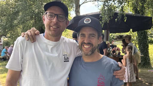 Die Inhaber Tobias Brunstein und Gilles Schneider stehen zusammen