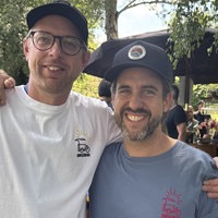 Die Inhaber Tobias Brunstein und Gilles Schneider stehen zusammen