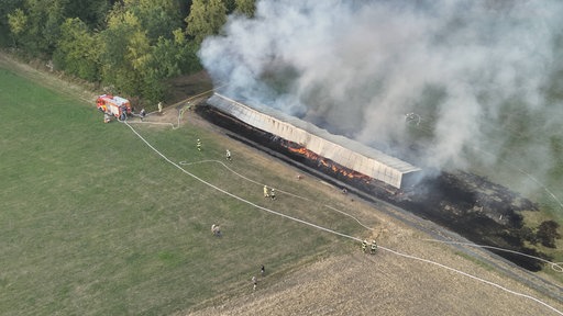 Die brennende Scheune und 90 Heuballen in Lippborg aus der Luft