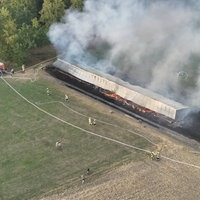Die brennende Scheune und 90 Heuballen in Lippborg aus der Luft