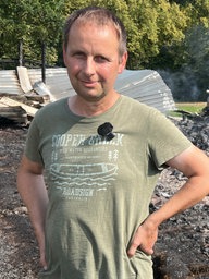 Der Landwirt Hubertus Rettler schaut in die Kamera.