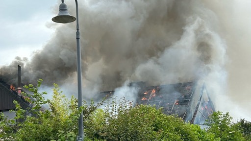 Ein Wohnhaus in Anröchte steht in Flammen