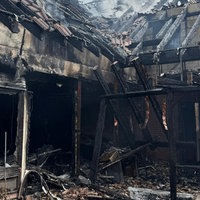 Ein abgebranntes Wohnhaus mit verkohlten Balken