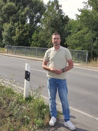Ortsvorsteher von Werl-Büderich Tobias Reuther auf der K18 bei den Brückenschäden
