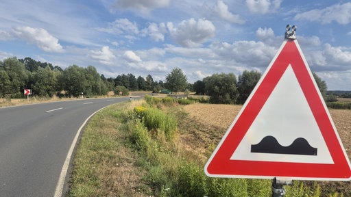 Ein Verkehrsschild warnt vor der abgesackten Brücke bei Werl-Büderich.