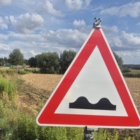 Ein Verkehrsschild warnt vor der abgesackten Brücke bei Werl-Büderich.