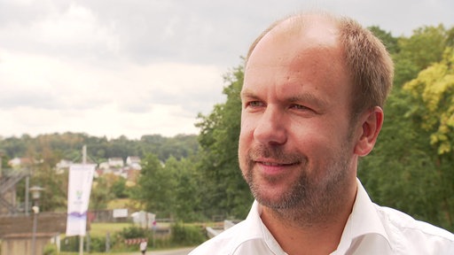 Bürgermeister Alexander Heine besucht das Freibad in Wickede