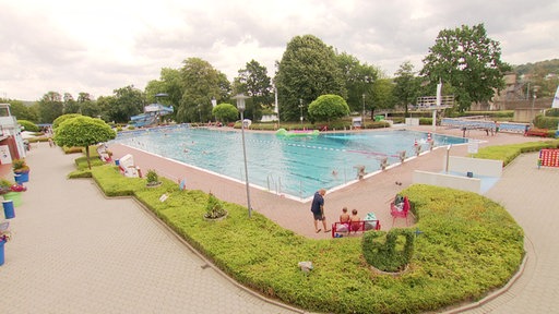 Badegäste schwimmen im Freibad in Wickede
