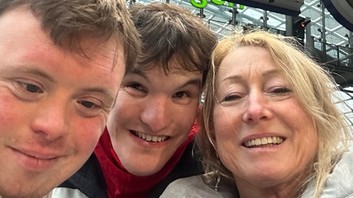 Carmen Egberts mit ihren beiden Söhnen Julian und Daniel.